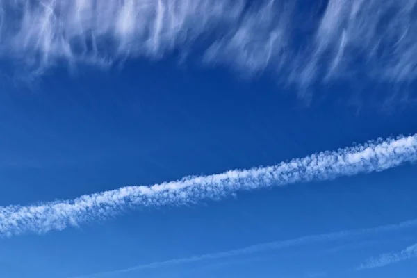 Bela Aeronave Rasteja Céu Azul — Fotografia de Stock