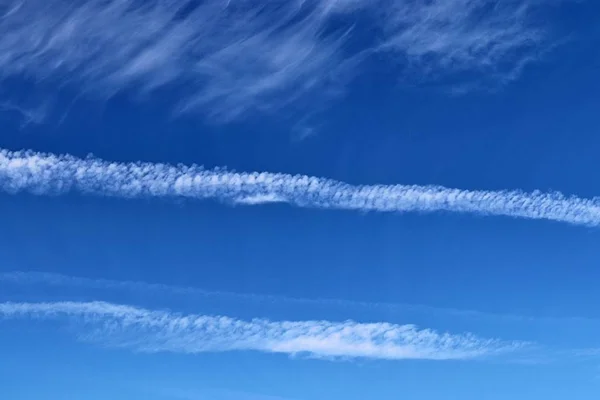 Schöne Flugzeugkondensstreifen Blauen Himmel — Stockfoto