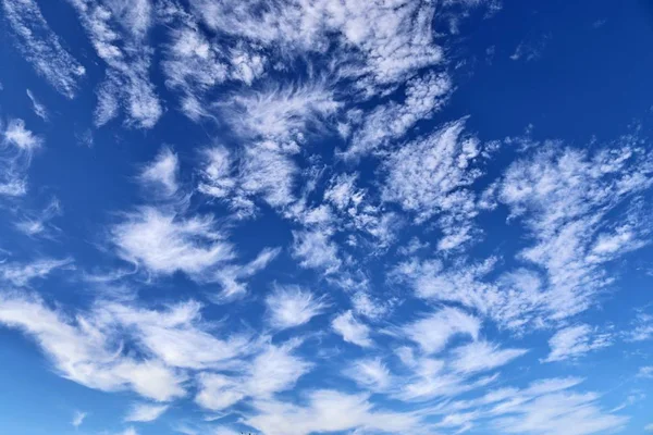 青空に美しい毛状突起雲の形成 — ストック写真