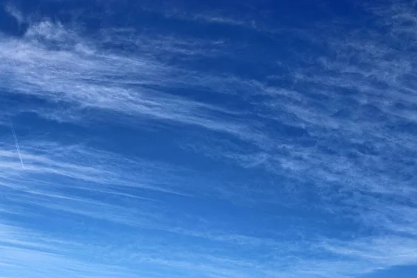 Mavi Bir Gökyüzü Güzel Cirrus Bulut Oluşumları — Stok fotoğraf
