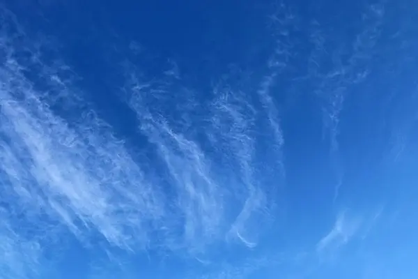 Mavi Bir Gökyüzü Güzel Cirrus Bulut Oluşumları — Stok fotoğraf