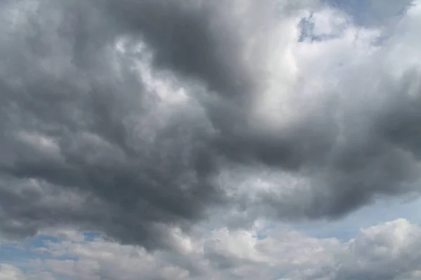 天空中的混合雷暴和卷云 — 图库照片