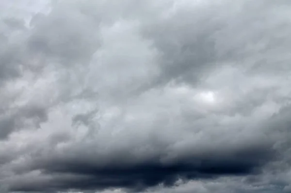 Μικτή Καταιγίδα Και Cirrus Σύννεφα Στον Ουρανό — Φωτογραφία Αρχείου