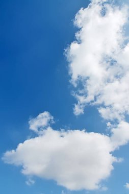 Gün batımı ve mavi gökyüzü güneş kiriş üzerinde güzel bulut formasyonları