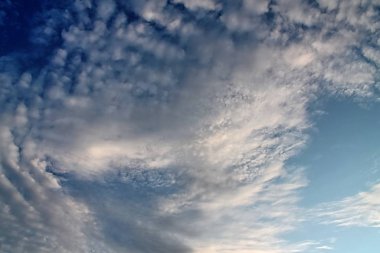 Gün batımı ve mavi gökyüzü güneş kiriş üzerinde güzel bulut formasyonları