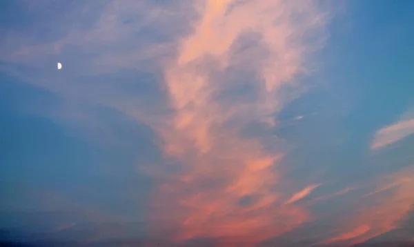 하늘에서 오렌지 구름의 — 스톡 사진