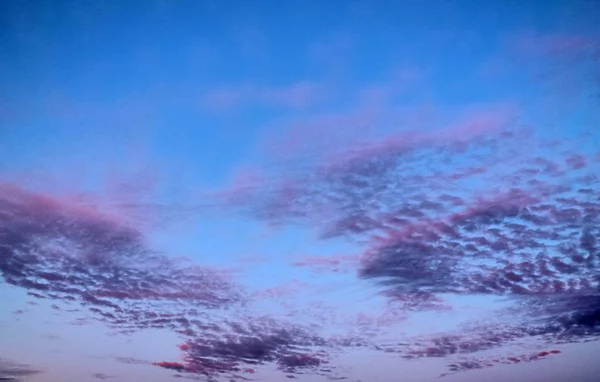 空にオレンジ色の夕焼け雲の美しい背景 — ストック写真