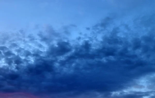 空にオレンジ色の夕焼け雲の美しい背景 — ストック写真