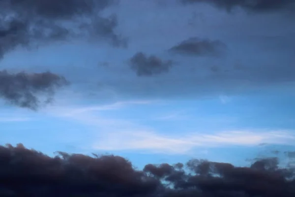 Belles Formations Nuageuses Sur Ciel Bleu Couchant Avec Rayons Soleil — Photo