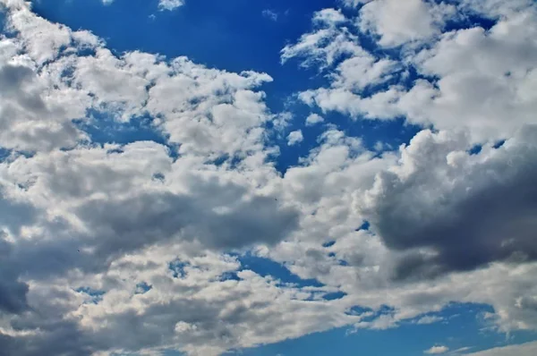Mooie Wolkenformaties Blauwe Zonsondergang Hemel Met Stralen Van Zon — Stockfoto