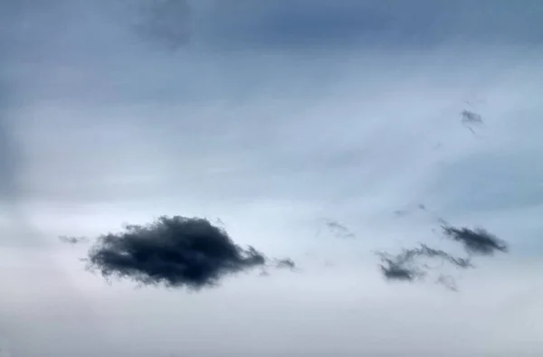 Hermosas Formaciones Nubes Cielo Azul Puesta Del Sol Con Rayos — Foto de Stock