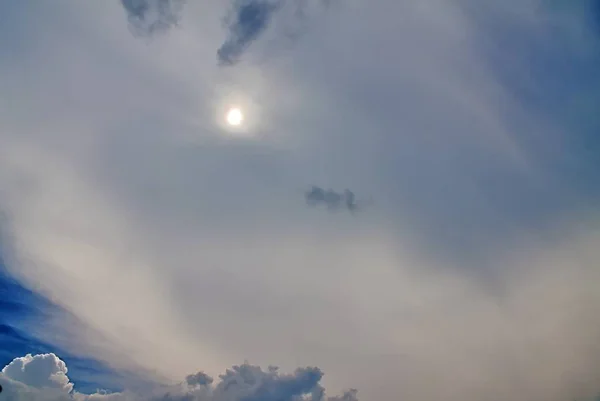 Облачные Образования Голубом Заходящем Небе Солнечными Маяками — стоковое фото