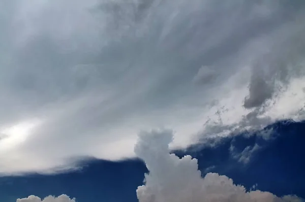 Hermosas Formaciones Nubes Cielo Azul Puesta Del Sol Con Rayos — Foto de Stock