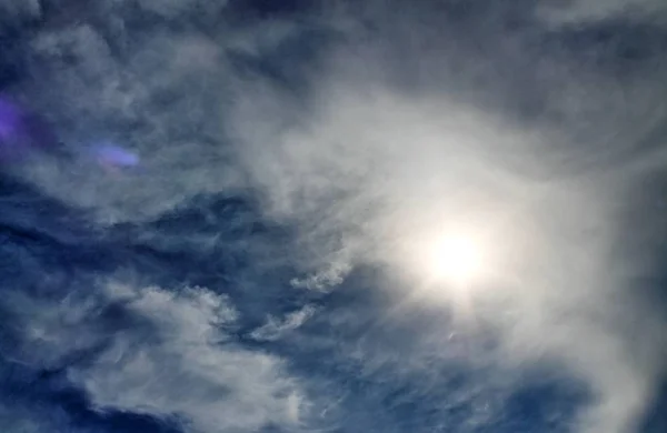Облачные Образования Голубом Заходящем Небе Солнечными Маяками — стоковое фото