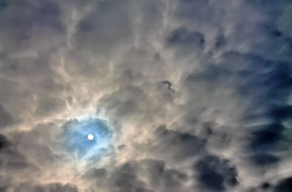 Gün Batımı Mavi Gökyüzü Güneş Kiriş Üzerinde Güzel Bulut Formasyonları — Stok fotoğraf