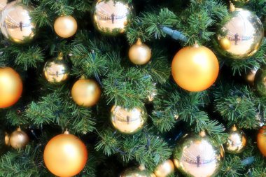 Altın ve gümüş tonlarında yeşil ağaç Noel ağacı süsle