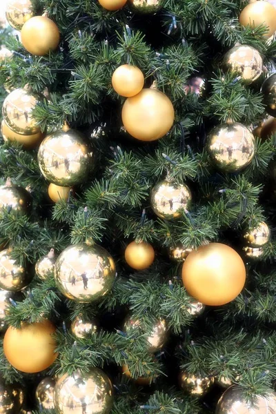 Decoración Del Árbol Navidad Tonos Oro Plata Sobre Árbol Verde —  Fotos de Stock