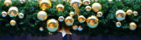 Kerstboom Decoratie Goud Zilver Tinten Een Groene Boom — Stockfoto