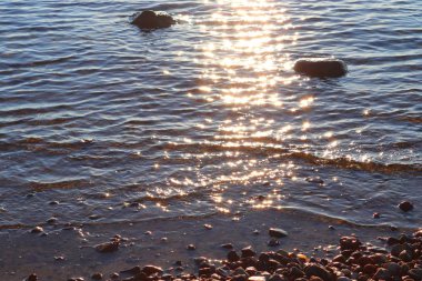 Yüzey su dalgaları ve Yüzüklerin plajda kapatın