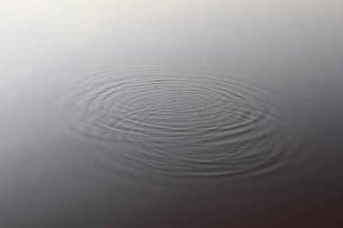 Yüzey su dalgaları ve Yüzüklerin plajda kapatın