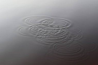 Yüzey su dalgaları ve Yüzüklerin plajda kapatın