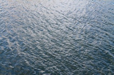 Yüzey su dalgaları ve Yüzüklerin plajda kapatın