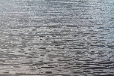 Yüzey su dalgaları ve Yüzüklerin plajda kapatın