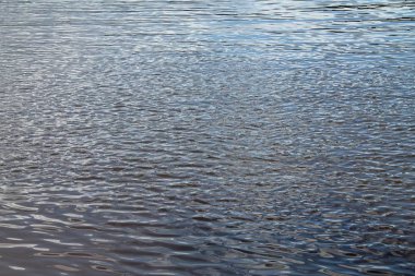 Yüzey su dalgaları ve Yüzüklerin plajda kapatın