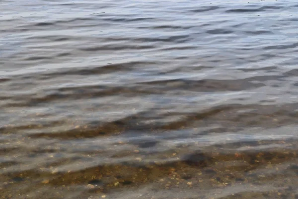 Blisko Powierzchni Wody Fale Pierścienie Plaży — Zdjęcie stockowe