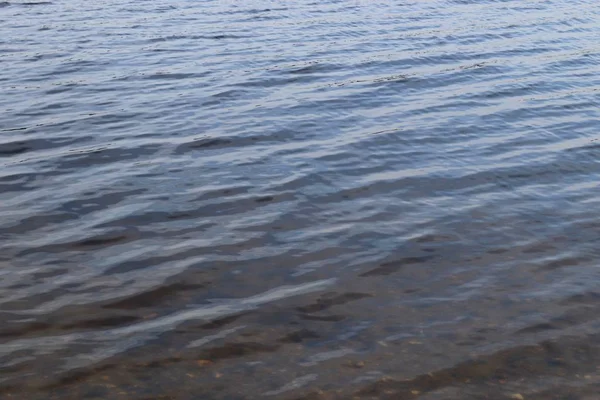 Blisko Powierzchni Wody Fale Pierścienie Plaży — Zdjęcie stockowe