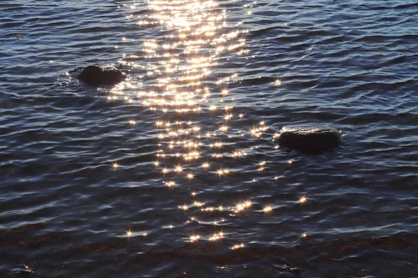 Close Superficie Onde Acqua Anelli Spiaggia — Foto Stock