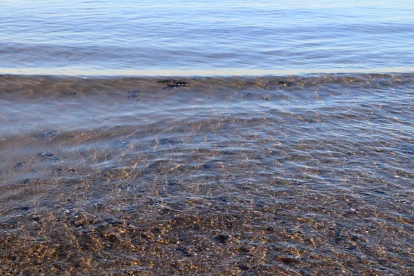 Κοντινό Επιφάνεια Νερού Κύματα Και Δαχτυλίδια Στην Παραλία — Φωτογραφία Αρχείου