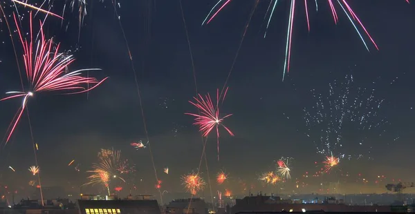 Happy New Year Kembang Api Dari Atap Wina — Stok Foto