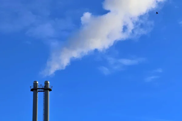 Poluição Indústria Num Céu Azul — Fotografia de Stock