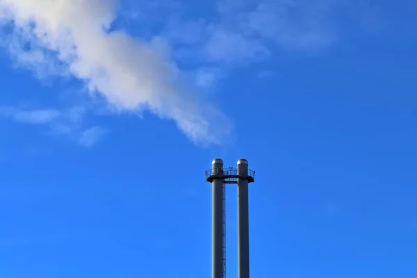 Contaminación Industrial Cielo Azul — Foto de Stock