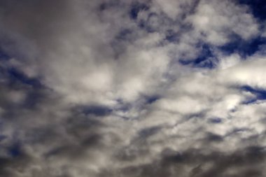 Üzerinde mavi bir gökyüzü yaz aylarında güzel bulutlar