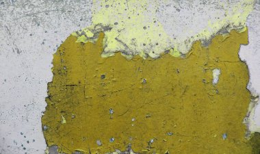 Eski yıpranmış boya ile duvarın kabukları çatlaklar