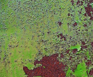 Paslı renkli metal yapılar yüzeyine kadar kapatın