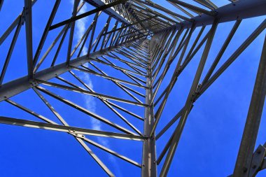 Alman bir manzara içinde elektrikli anten ve iletişim verici Kulesi