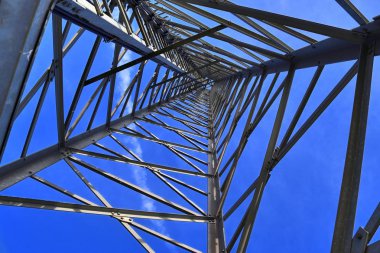Alman bir manzara içinde elektrikli anten ve iletişim verici Kulesi