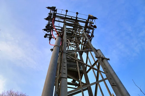 电子天线和通信发射机塔在德国风景 — 图库照片