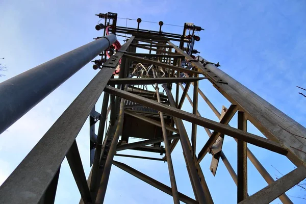 Alman bir manzara içinde elektrikli anten ve iletişim verici Kulesi