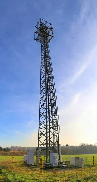 Antena Elétrica Torre Transmissora Comunicação Uma Paisagem Alemã — Fotografia de Stock