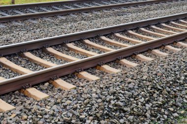 Eski Tren, raylar ve tren istasyonları