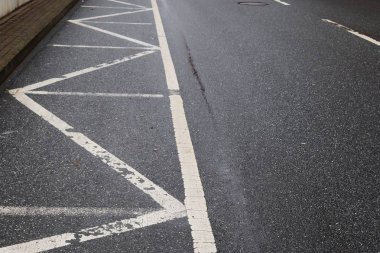 Alman sokaklarda boyalı işaretleri ve sayılar