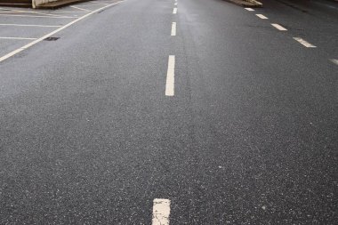 Alman sokaklarda boyalı işaretleri ve sayılar
