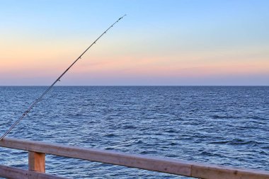 Rüzgarlı bir Aralık gününde bir iskelede Balık tutma insanlar