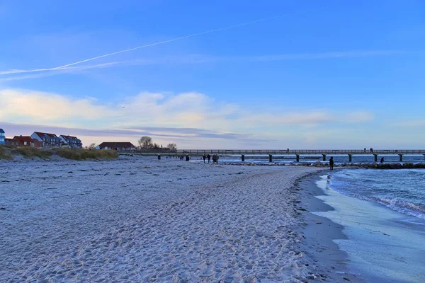 Mensen Gaan Voor Een Wandeling Het Strand Een Winderige Dag — Stockfoto