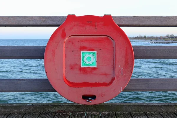 Mensen Gaan Voor Een Wandeling Het Strand Een Winderige Dag — Stockfoto