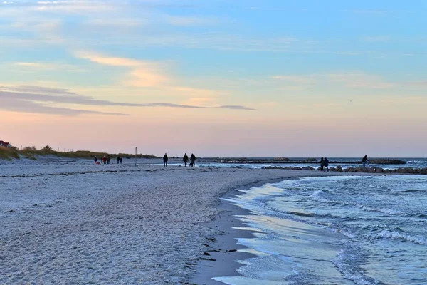 Mensen Gaan Voor Een Wandeling Het Strand Een Winderige Dag — Stockfoto